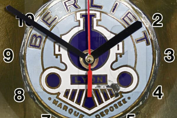 logo Berliet 01 en horloge murale