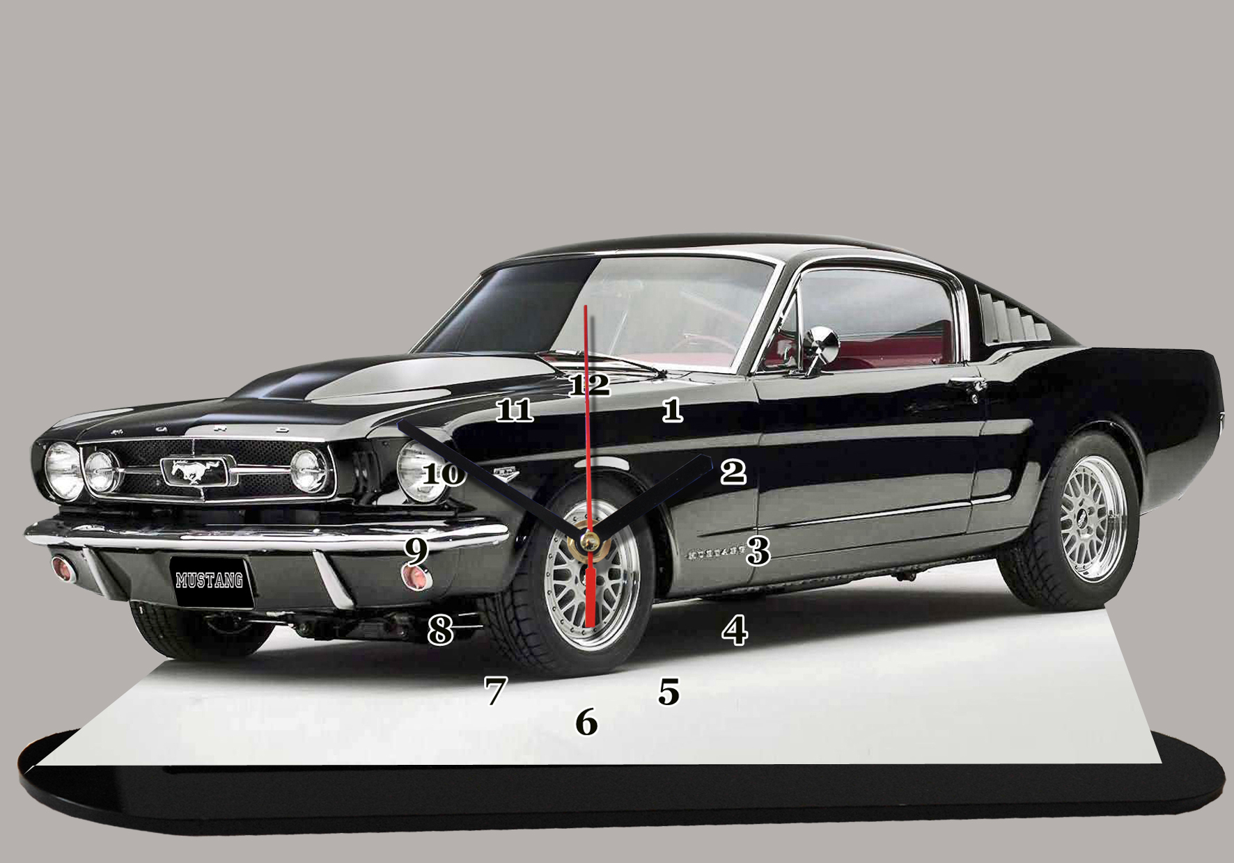 Ford Mustang fastback noire en horloge miniature