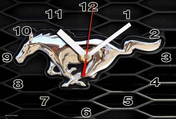 logo Ford Mustang en horloge murale 02