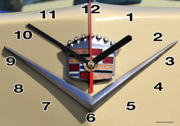 logo Cadillac en horloge murale 01