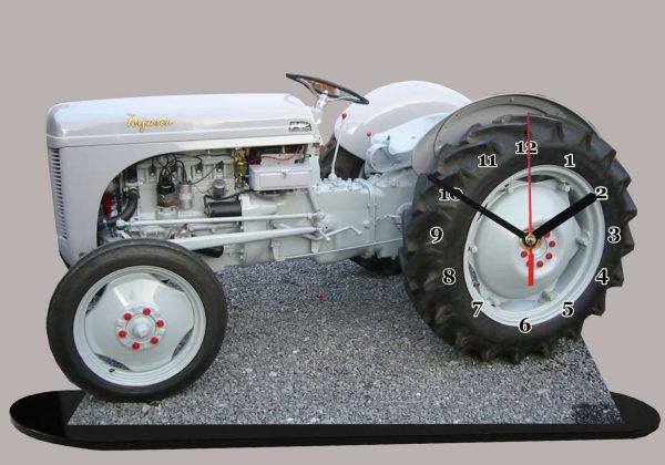 Tracteur Massey Ferguson "le petit gris" en horloge miniature 02