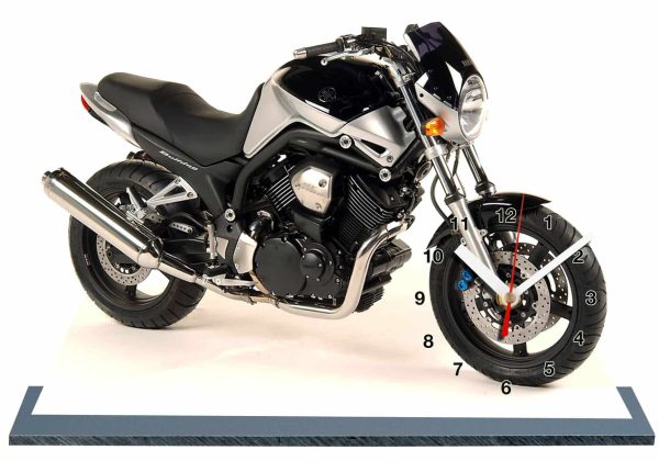 Moto, Yamaha BT Bulldog 1100 en horloge miniature sur socle 18