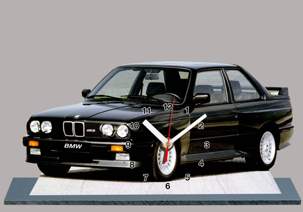 BMW M3 E30 noire de 1986 en auto-horloge